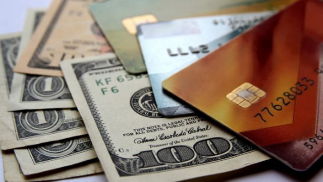 Американците започнаха да използват по малко кредитни карти поради повишаването на лихвите